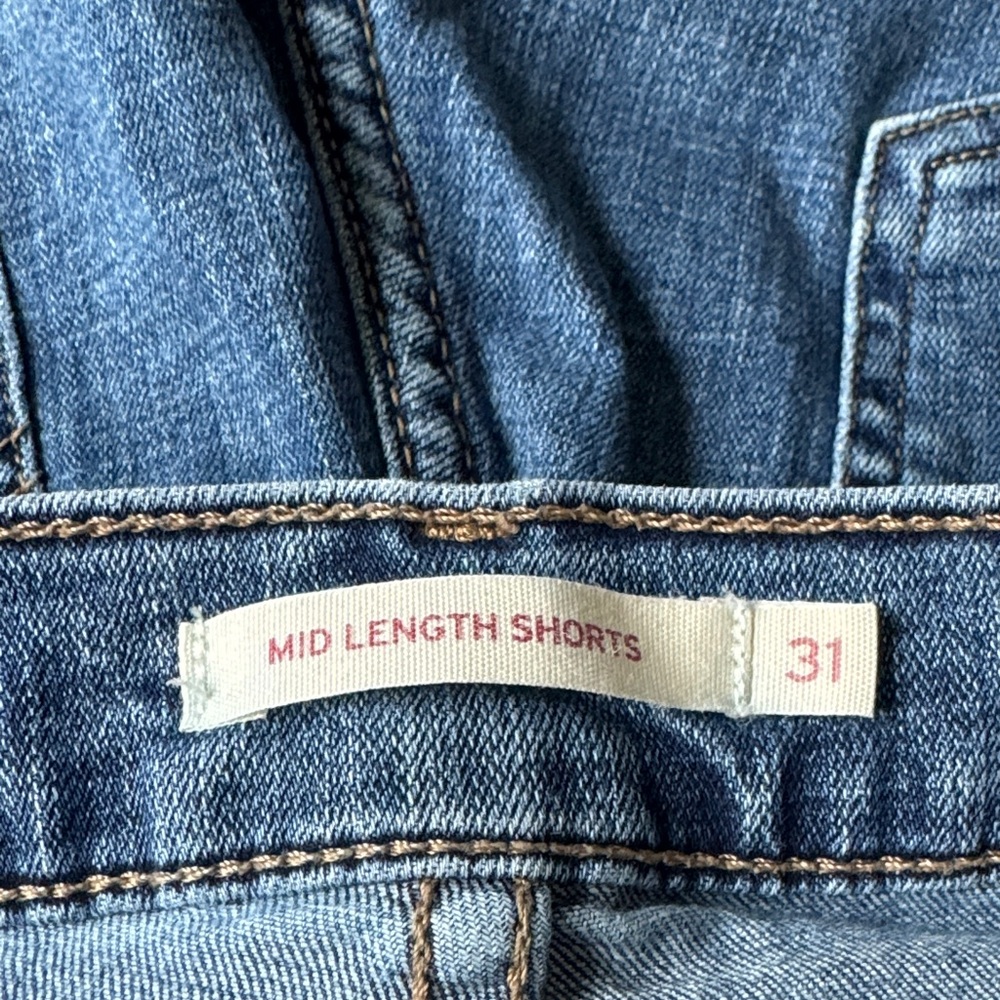 Women’s Levi’s Mid Length Distressed Denim Shorts Size 31 - Picture 6 of 8
